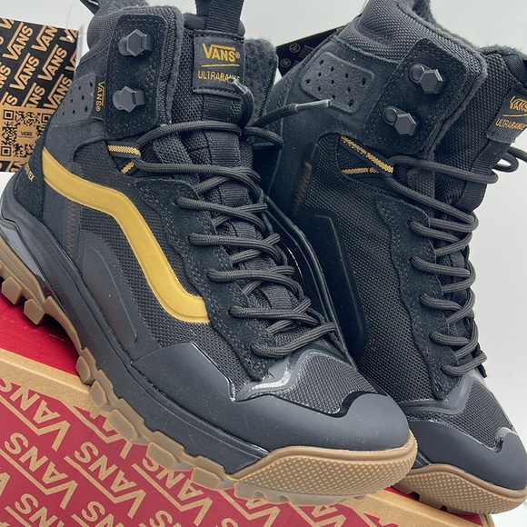 Vans WMNS Ultrarange Exo Hi Gore Black/Gold
VN0A5JHXZX1
Boots All Weather Sneakr - Picture 7 of 16